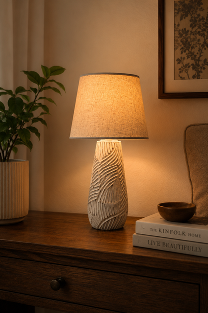 Flower carving table lamp