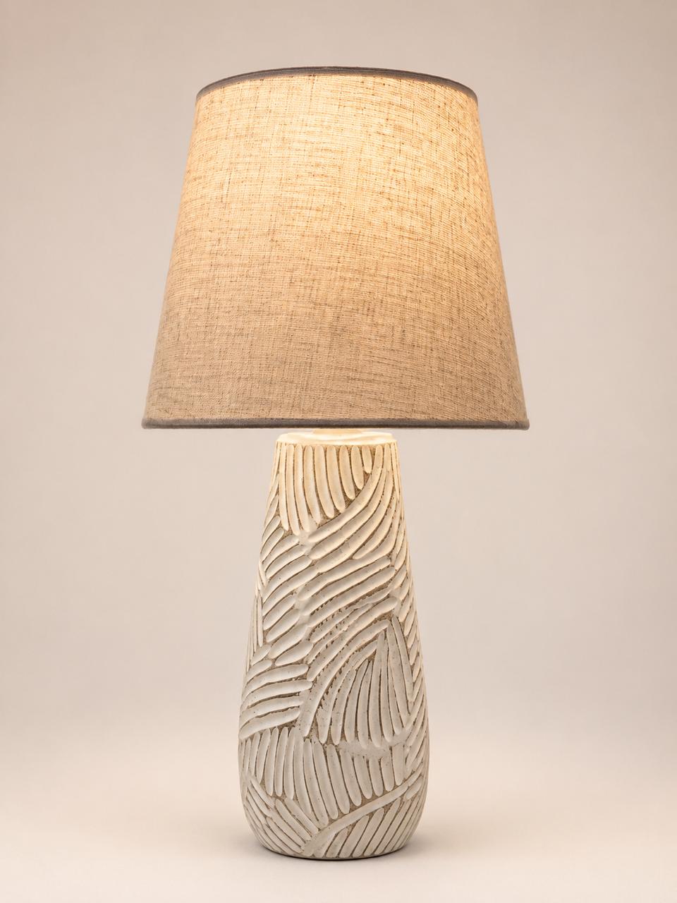 Flower carving table lamp